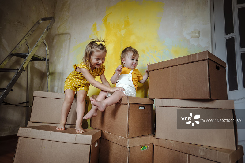 家庭探险：兄弟姐妹一起开启开箱之旅图片素材