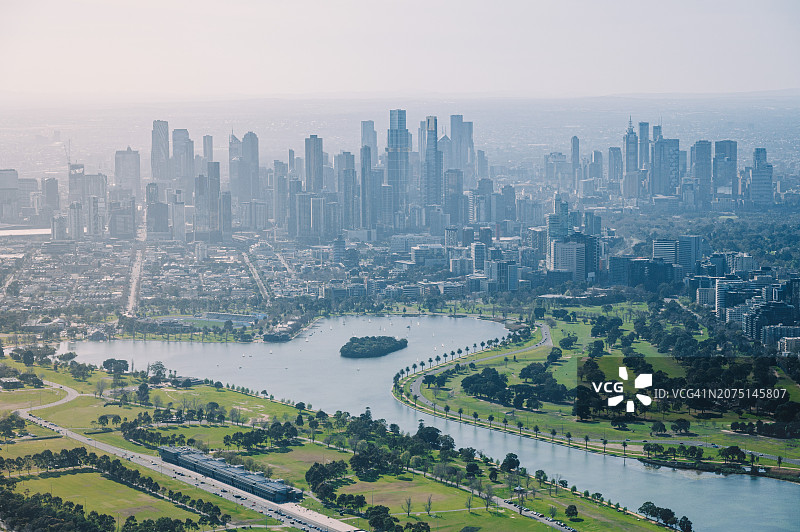 从墨尔本中央商务区看阿尔伯特公园航拍景观图片素材