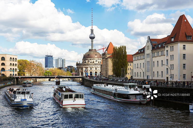 施普雷河上的柏林游船、电视塔和博德博物馆图片素材