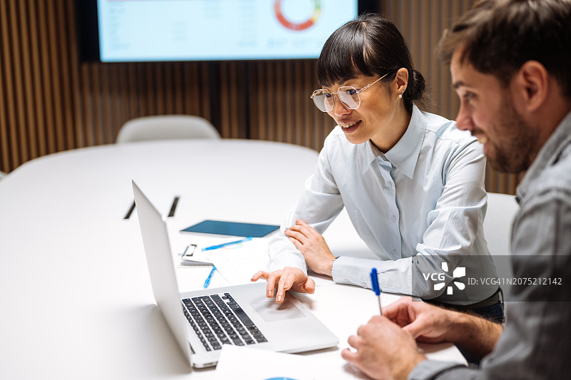 在现代企业办公室合作处理投资和财务的多元种族团队图片素材