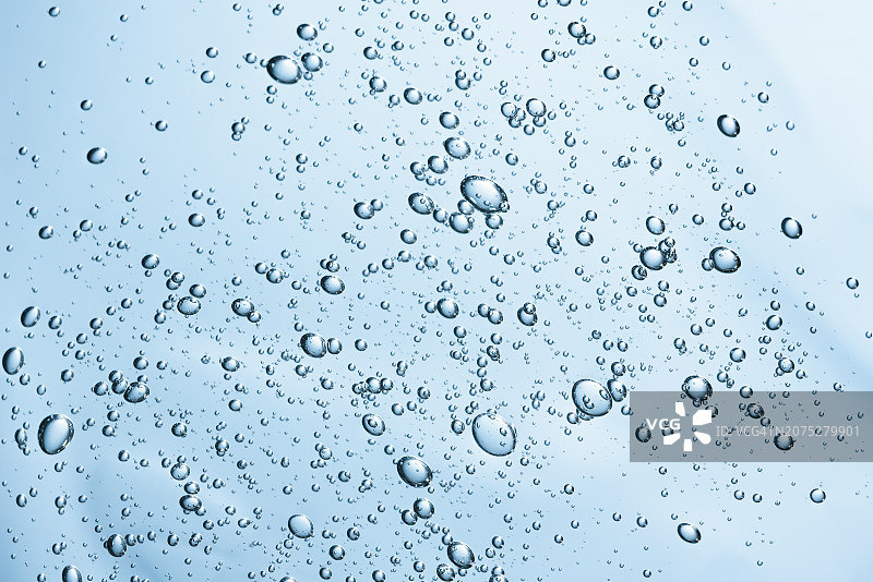 带气泡的库拉索芦荟凝胶化妆品白色背景特写图片素材