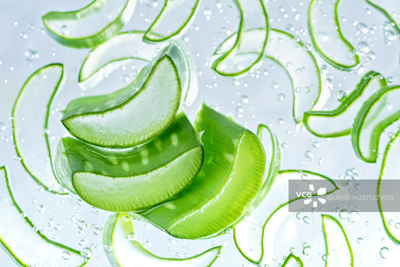 绿色背景上的芦荟凝胶切片纹理图片素材