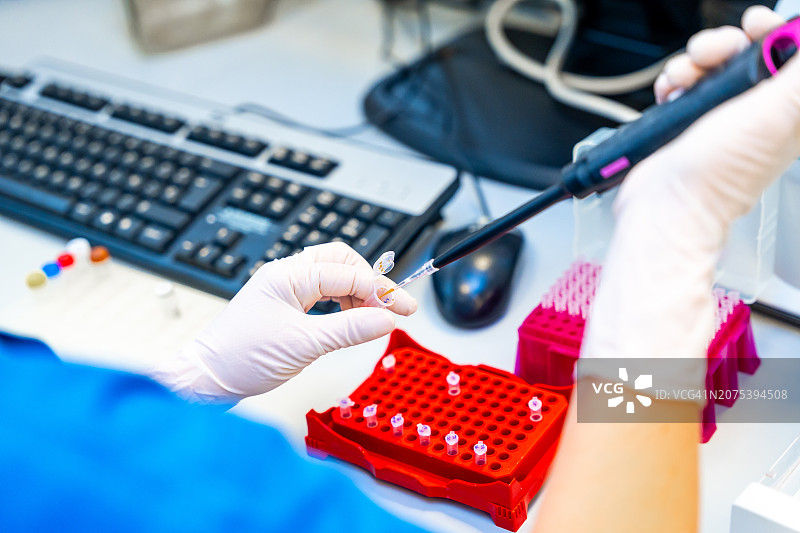 科学家在实验室用移液管取样图片素材