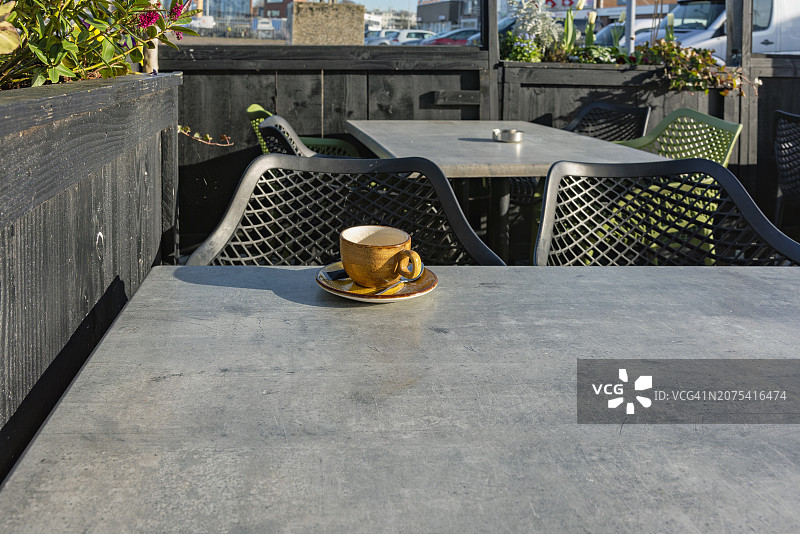 棕色杯子和带勺子的碟子图片素材