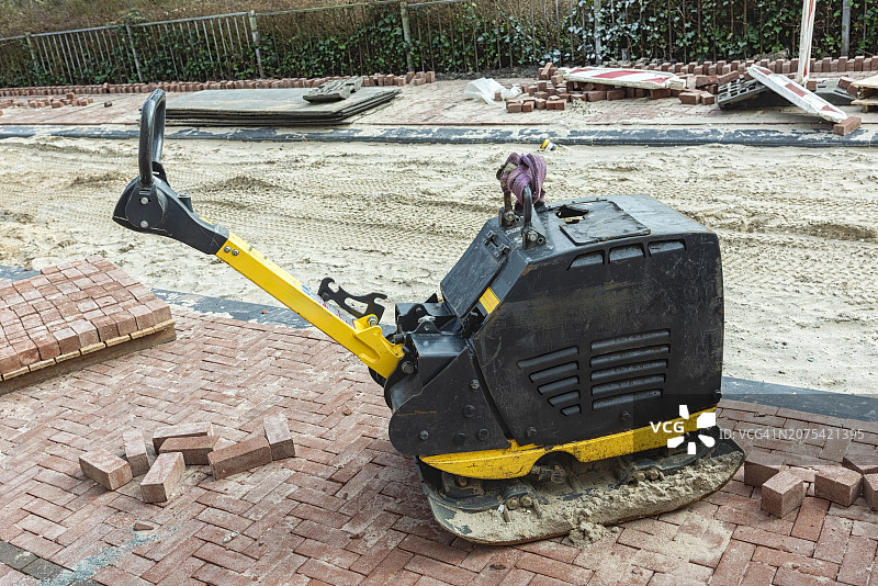 停在街边的黄色黑色震动板图片素材