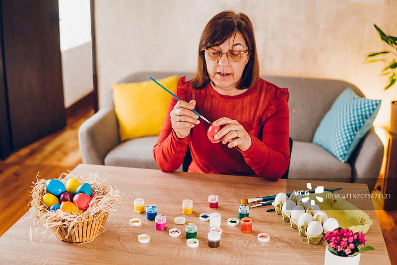 女人画复活节彩蛋图片素材