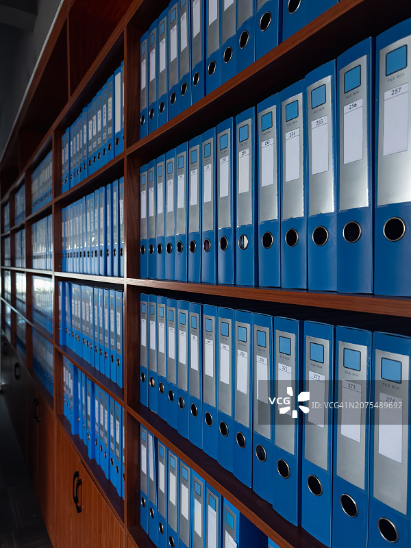 文件柜上整齐排列的文件夹图片素材