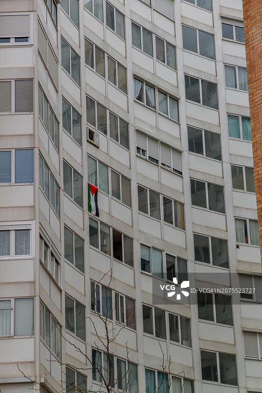 飘扬巴勒斯坦国旗的住宅楼图片素材