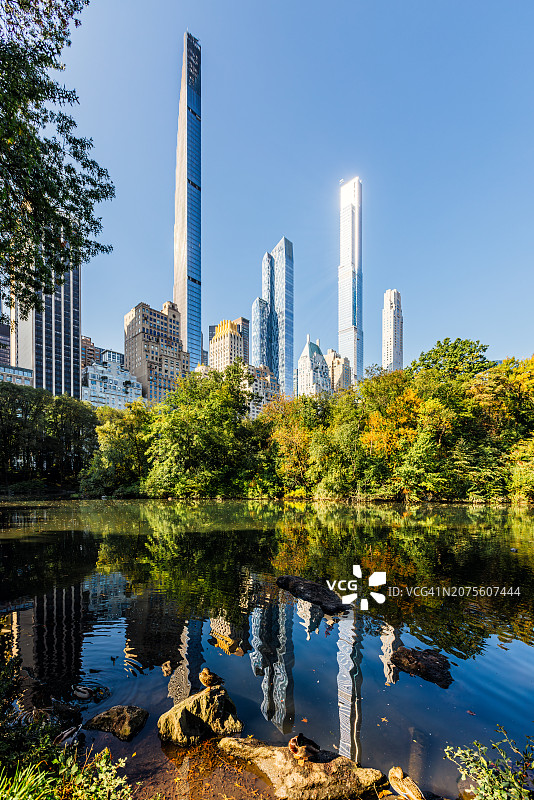 从美国纽约中央公园看到的“亿万富翁街”现代摩天大楼图片素材