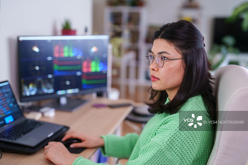 在家办公的亚洲女人使用电脑图片素材