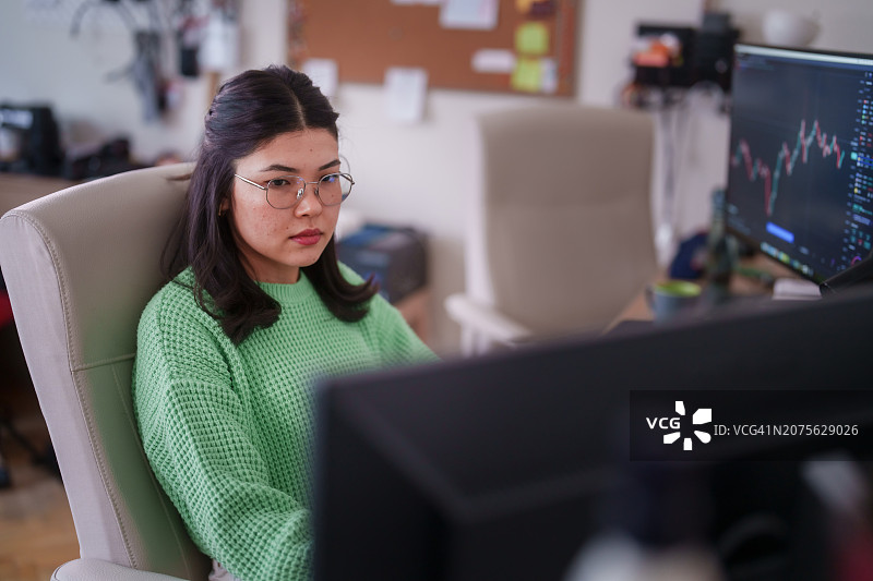 在家办公的亚洲女人使用电脑图片素材