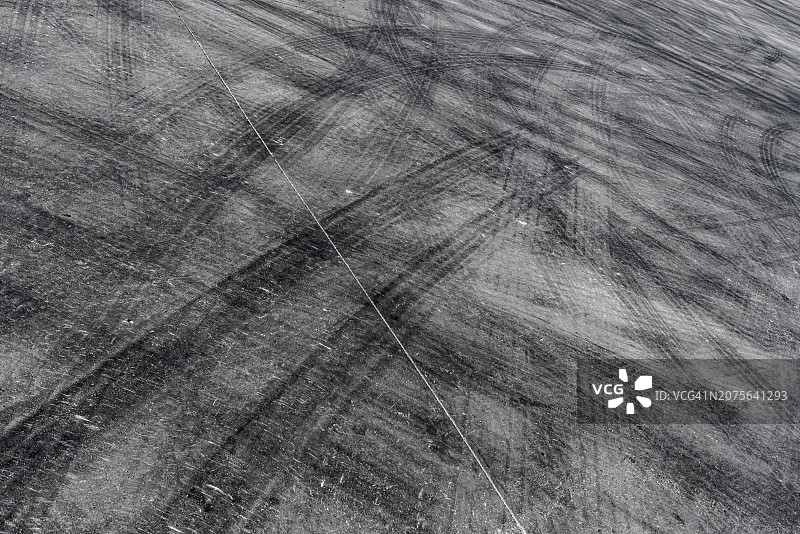 沥青路面上的黑色轮胎痕迹图片素材