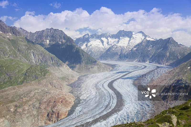 阳光明媚的夏日里从里德阿尔卑斯看到的阿莱奇冰川图片素材