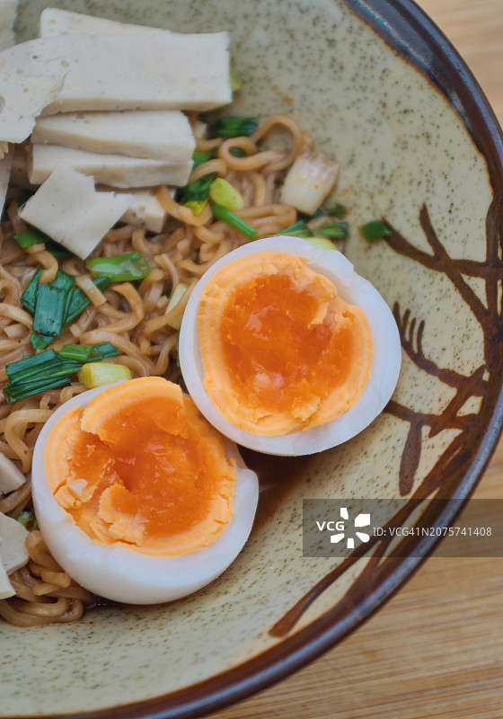 溏心蛋拉面特写图片素材