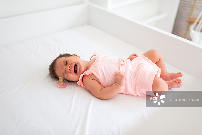 婴儿哭泣图片素材