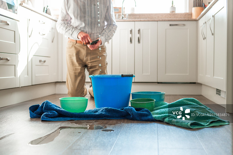 担心厨房漏水的房主图片素材