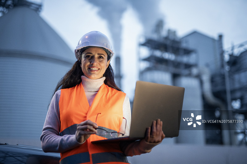 电力 plant 中工作的成功女工程师 portrait图片素材