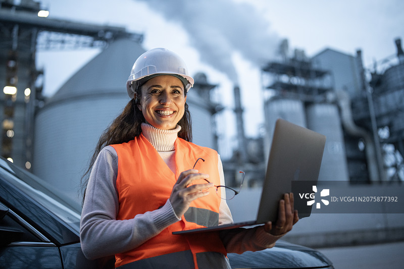 电力 plant 中工作的成功女工程师 portrait图片素材