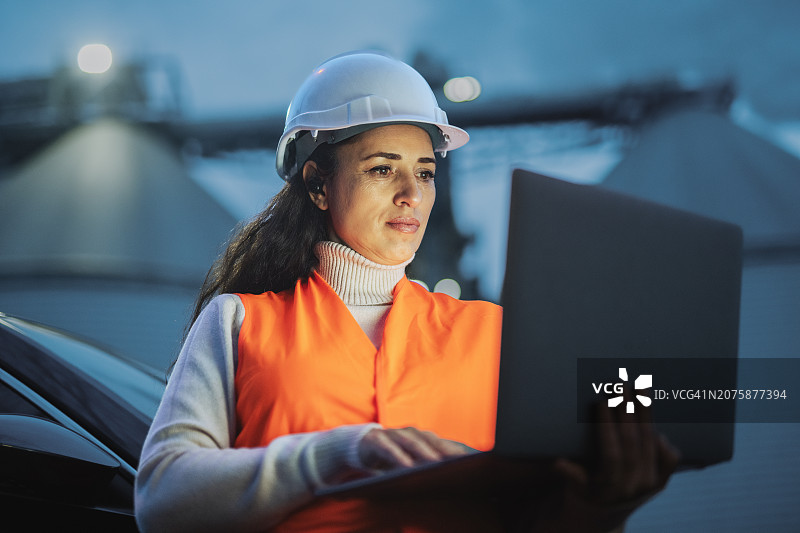 中年女工程师在石油行业上夜班图片素材
