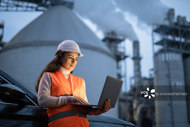 在石油天然气行业使用技术的严肃女工程师图片素材