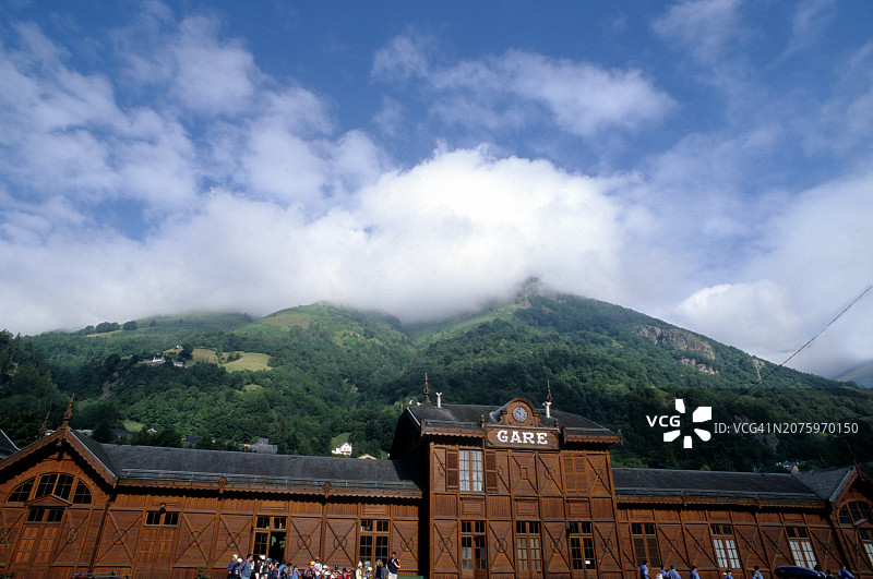 科特雷，由木头建造的旧火车站，现在的汽车站图片素材