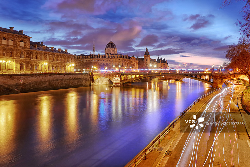 法国巴黎黄昏时的壮丽景色，塞纳河畔和自行车道图片素材