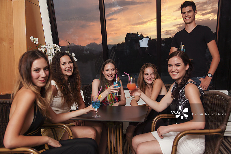 女孩们的夜晚外出图片素材