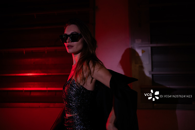 红光中的漂亮金发女人图片素材