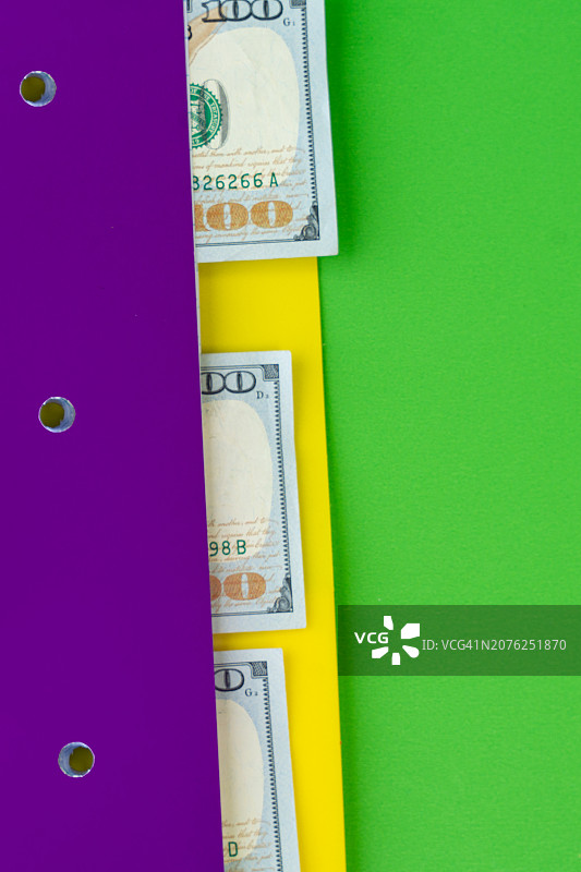 桌面上的彩色文件和美元扁平风素材图片素材