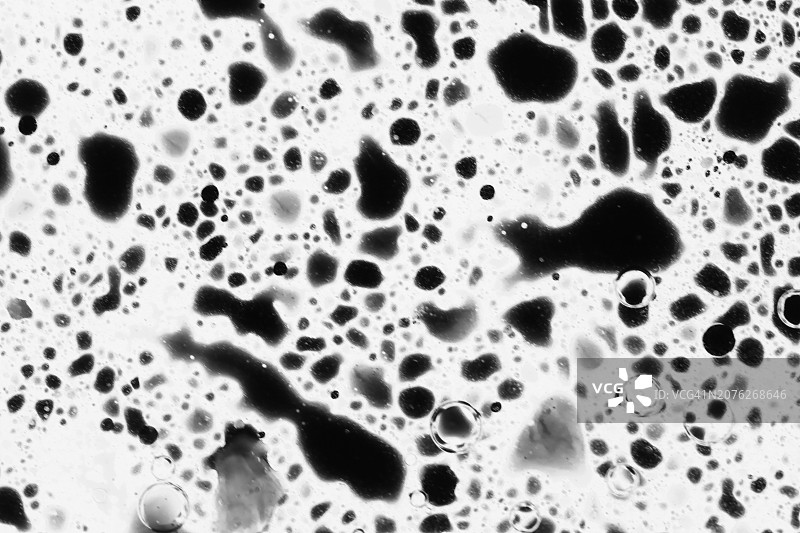 黑色油漆在液体中稀释抽象背景图片素材