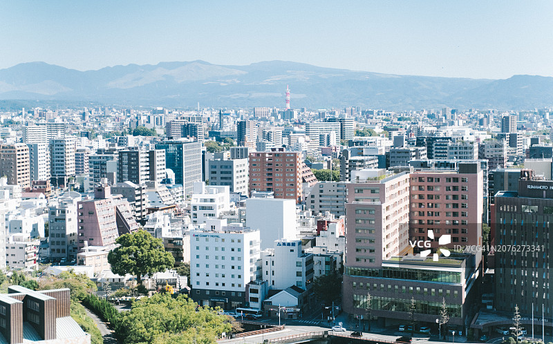从熊本城俯瞰熊本市的城市景观，沐浴在美丽的阳光中，日本九州图片素材