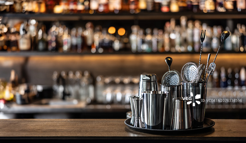 调酒师工具、摇酒器和经典调酒设备图片素材
