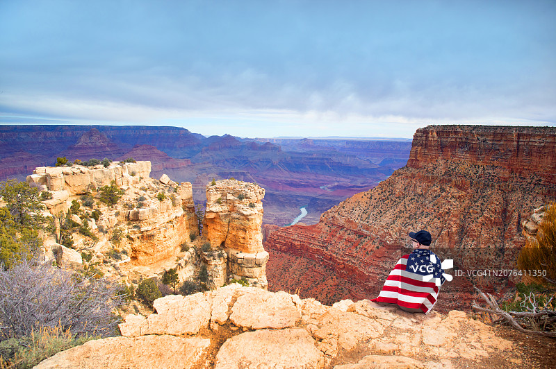 游客欣赏大峡谷风光图片素材