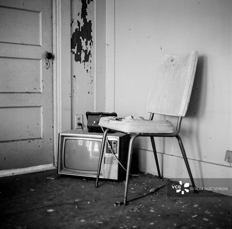 废弃房屋内的电视和旧椅子图片素材