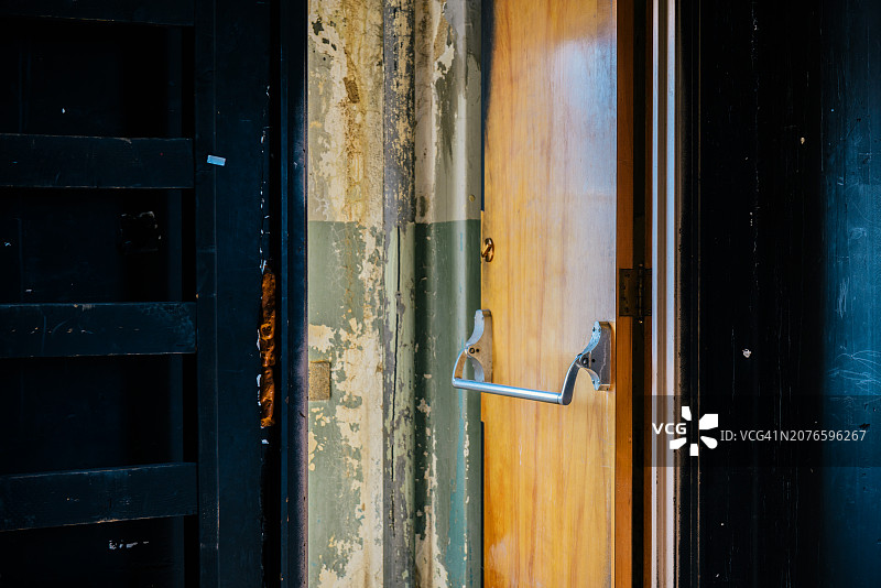 废弃学校建筑中的门口图片素材