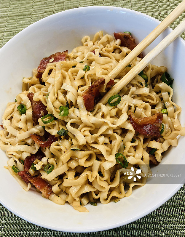 面条、小白菜与培根图片素材