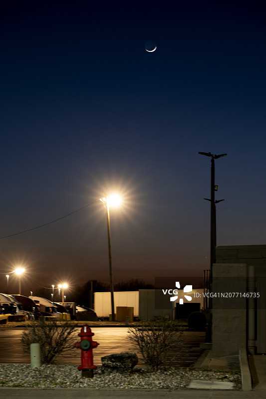 新月和路灯图片素材