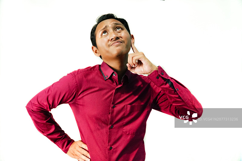 面带好奇表情思考的年轻CEO图片素材