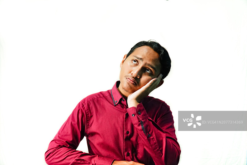 坐在桌旁困惑思考的职场人士图片素材