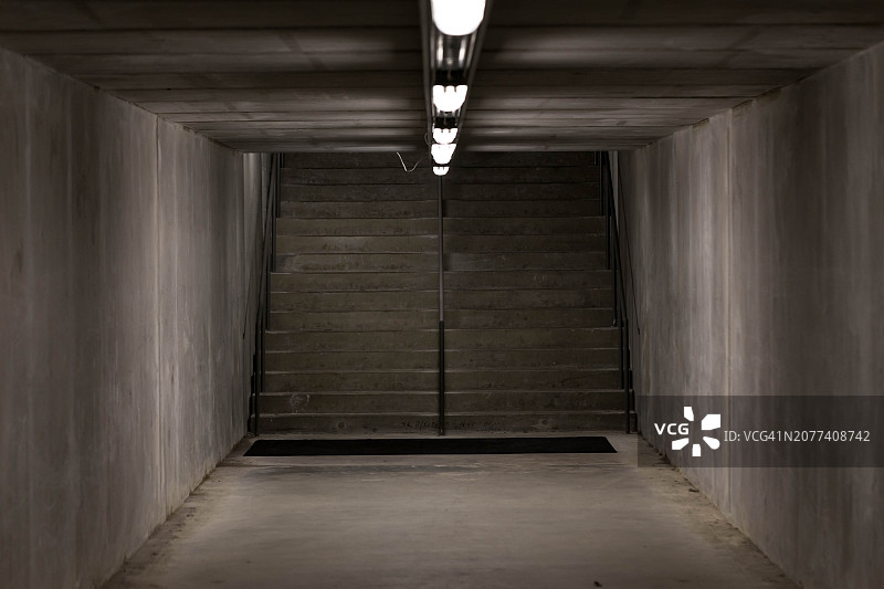 地下通道的混凝土楼梯图片素材