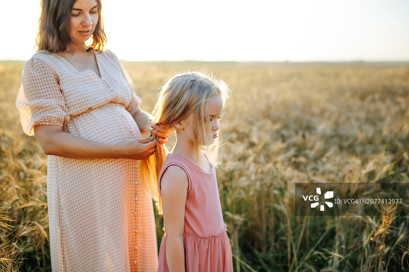 孕妇与金发女儿编辫子图片素材