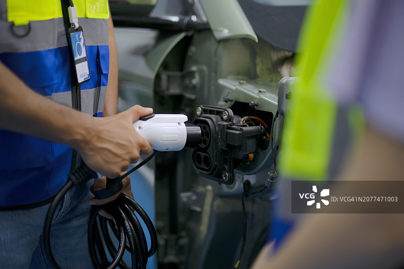 技工在电动汽车车间工作图片素材