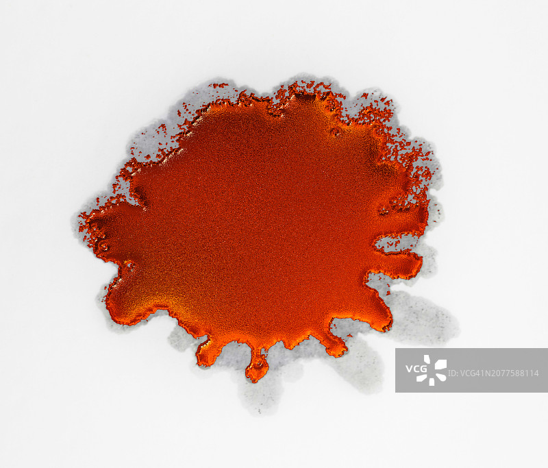 白色背景上金属白炽液体的红色团块图片素材