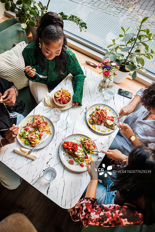 与朋友们一起享受美食图片素材