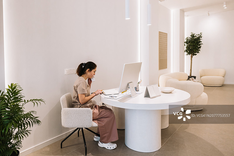 牙科诊所接待处，接待员正在打电话图片素材