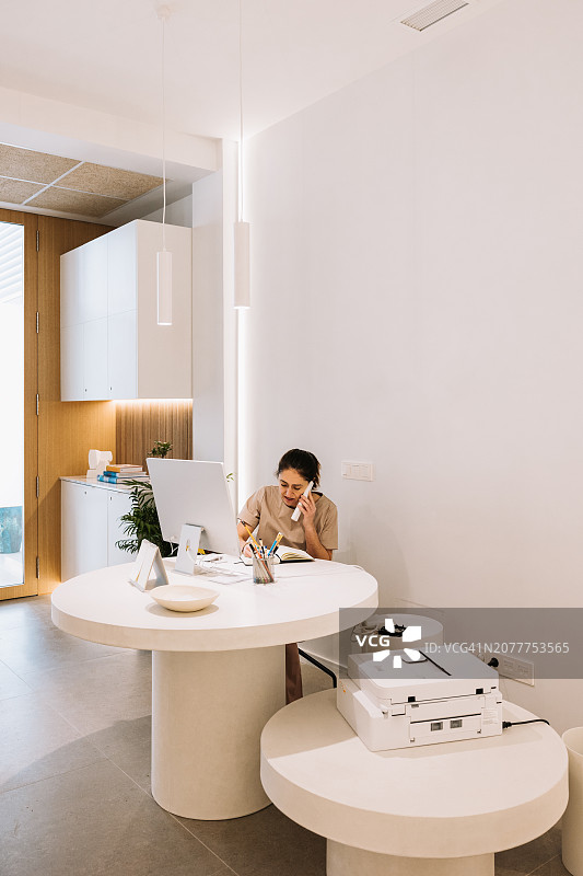 牙科诊所接待处与中年女接待员图片素材