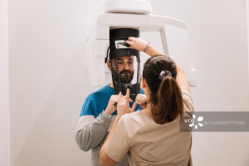 牙医为患者进行牙科X光检查图片素材