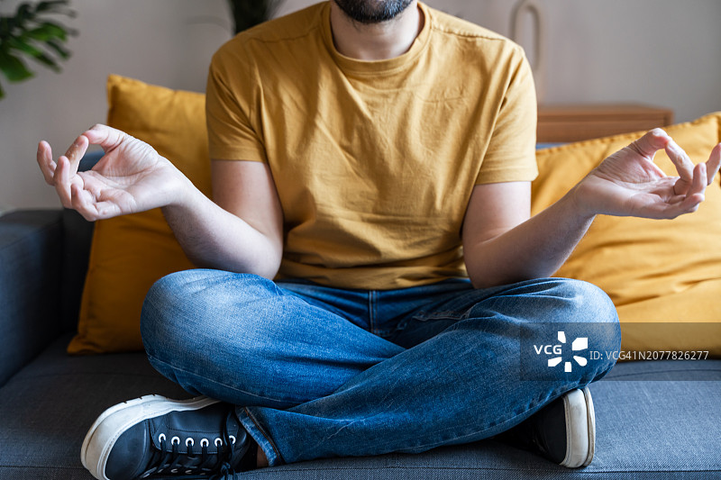 男人在沙发上冥想图片素材