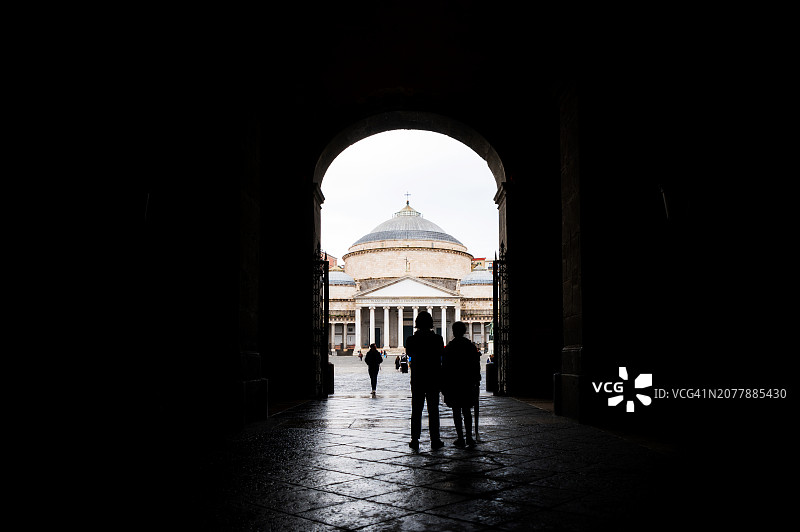 意大利那不勒斯平民表决广场，圣弗朗切斯科·迪·保拉大教堂和人群剪影图片素材