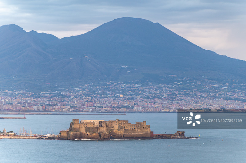 意大利那不勒斯蛋堡和维苏威火山图片素材
